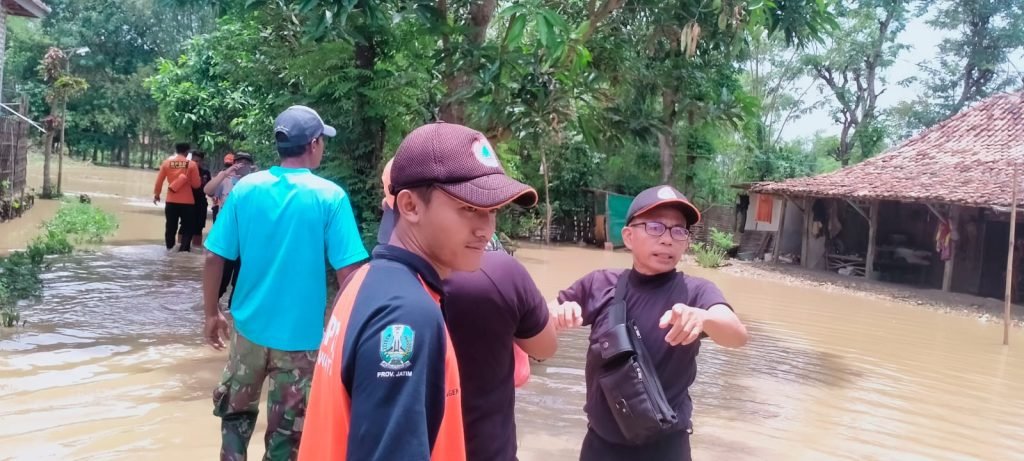 Sungai Panyepen Meluap Banjiri Pemukiman, BPBD Sampang Sigap Terjun ke Lokasi
