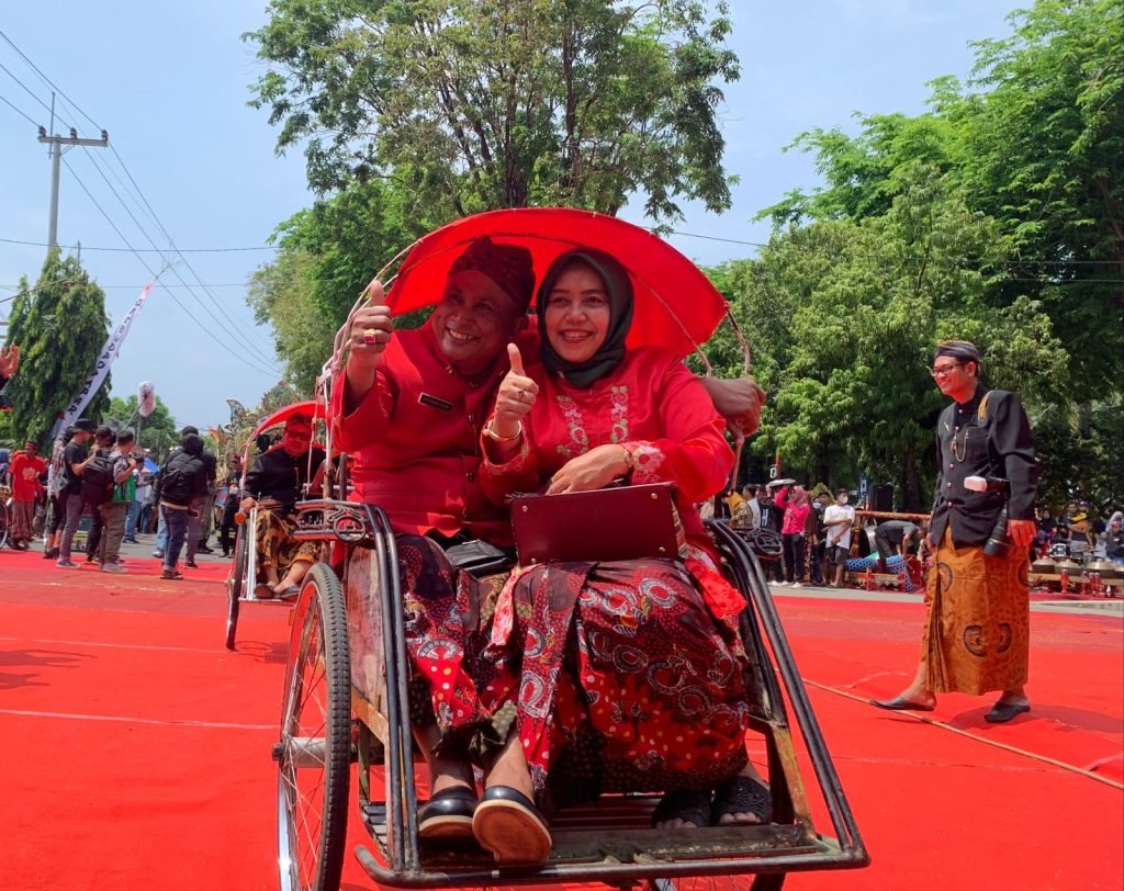 Romantisnya Pimpinan OPD Di Pawai Becak Hari Jadi Sumenep Ke-753