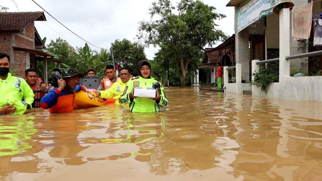 Polres Trenggalek Bangun Dapur Umum untuk Warga Terdampak Banjir