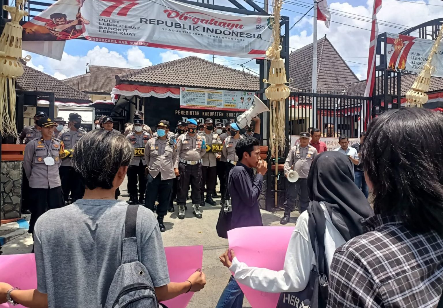 RTRW Dinilai Tidak Jelas, Bappeda dan PUTR Sumenep Digeruduk Aktivis