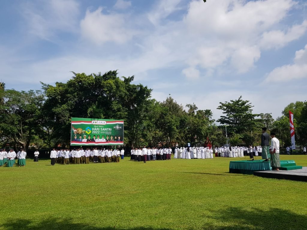 Ratusan Santri Ikuti Upacara HSN di Halaman Pemkab Bangkalan
