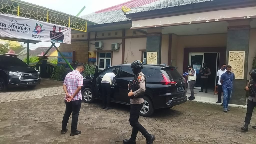 Tak Hanya Kantornya, KPK Juga Geledah Mobil Kepala DPMD Bangkalan