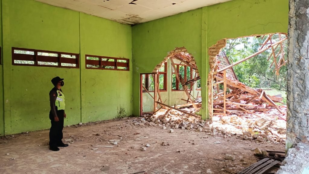 RKB SDN 2 Madulang Kecamatan Omben Sampang Ambruk