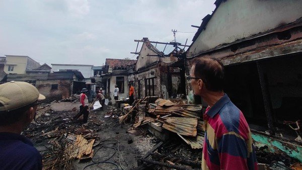 Diduga Korsleting Listrik, Puluhan Rumah Terbakar Di Jalan Kedondong Surabaya