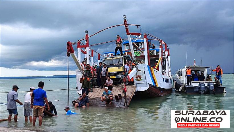 Kapal Tongkang KM Samporna Maju Alami Kecelakaan di Penyeberangan Talango-Kalianget, Enam Sepeda Motor Terjun Ke Laut