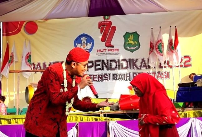 Bupati Fauzi Nyanyi Duet Bareng Siswi SD di Talango Bikin Penonton Gigit Jari