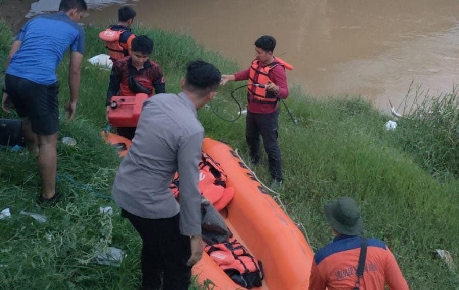 Sempat Melambaikan Tangan, Manusia Silver Tenggelam dan Terseret Arus Sungai Kali Kamoning