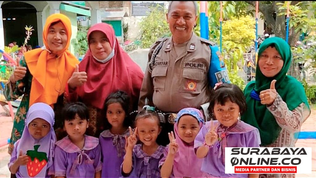 Bhabinkamtibmas Sidoarjo Sambang TK, Kenalkan Polisi Sejak Usia Dini