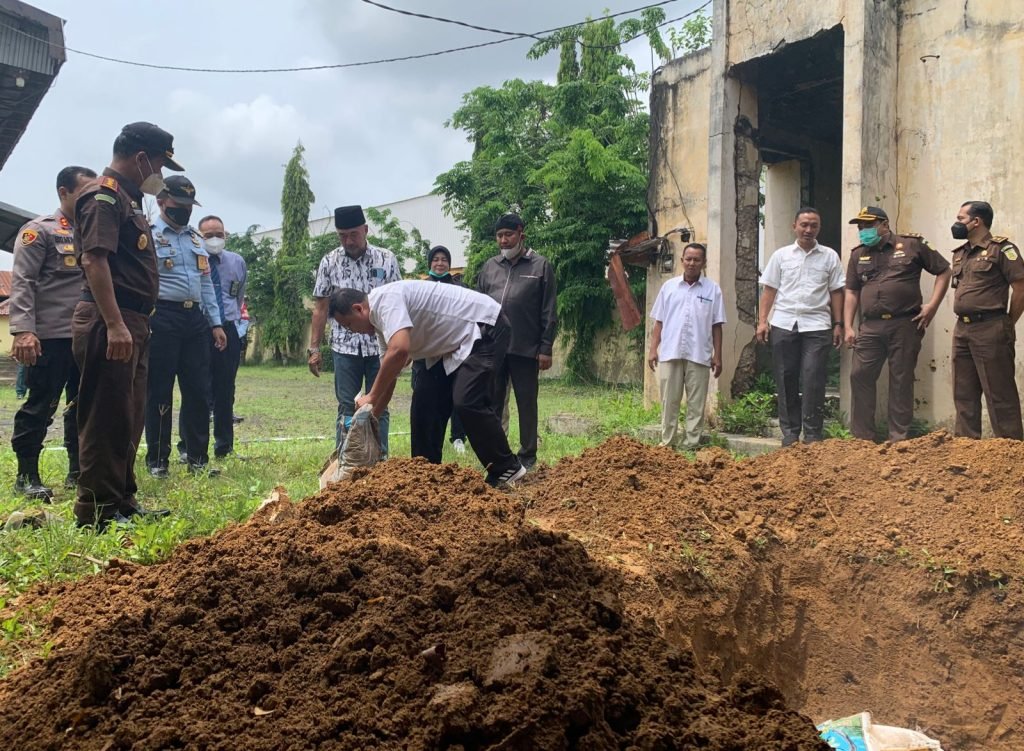 Sebanyak 16,35 Ton Beras Oplosan di Sumenep Dimusnahkan