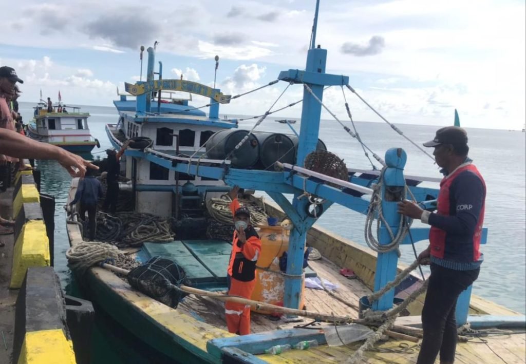 Diduga Kapal Cantrang, KM Paku Samudera 3 Asal Probolinggo Diamankan Nelayan Masalembu