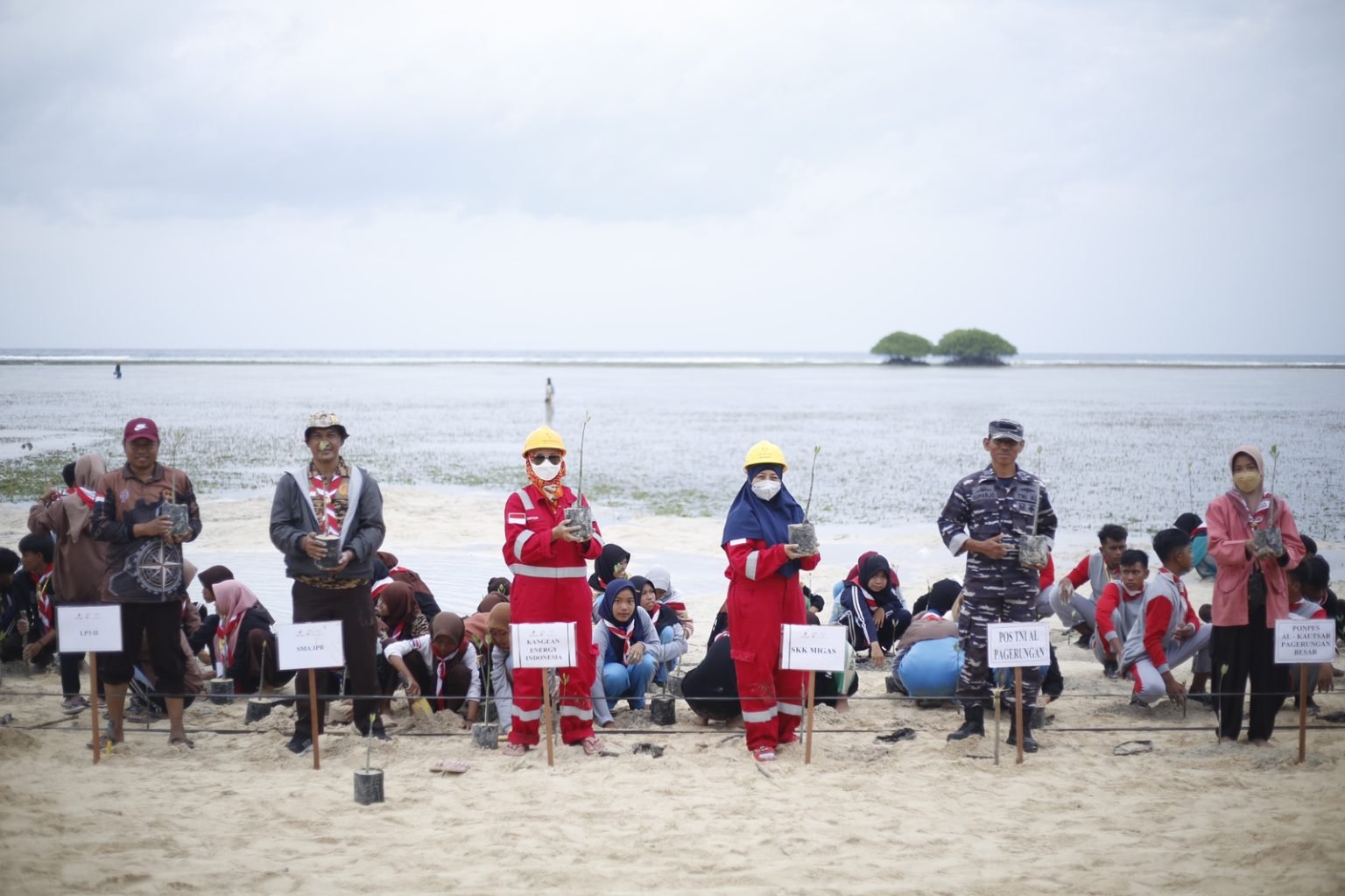 Peduli Lingkungan, Bersama Peserta LP3-II, SKK Migas – KEI Tanam Bibit Pohon Mangrove