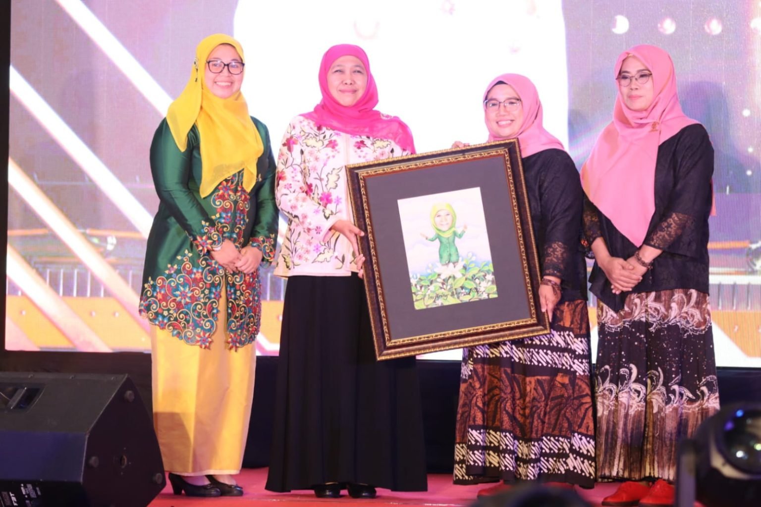 Fatayat NU Jatim Anugerahi Khofifah Sebagai The Real Inspiring Women 2022