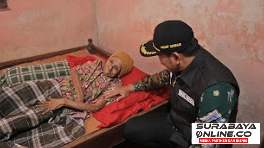 Wabup Subandi Sambangi Nenek Rusminah Penderita Stroke di Desa Watutulis