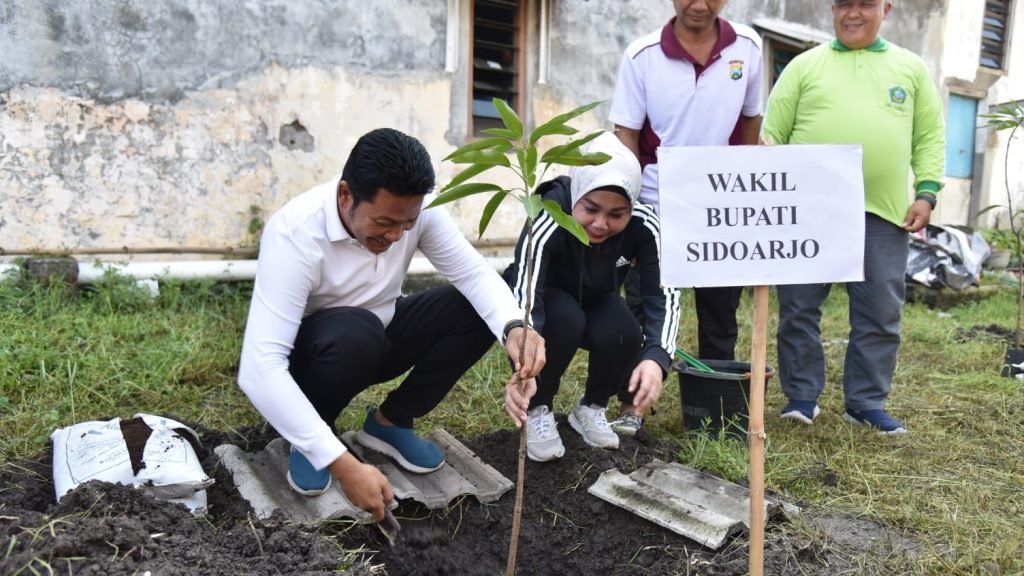Pemkab Sidoarjo Lakukan Penghijauan di Desa Pabean