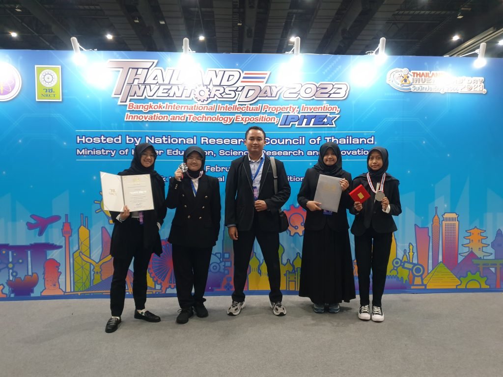 Siswa SMP Islam Al Azhar 13 Surabaya, Raih Medali Perak Kompetisi Inovasi Di Thailand