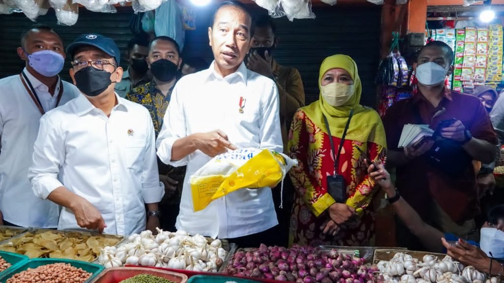 Presiden Jokowi Sidak Harga Sembako di Pasar Wonokromo