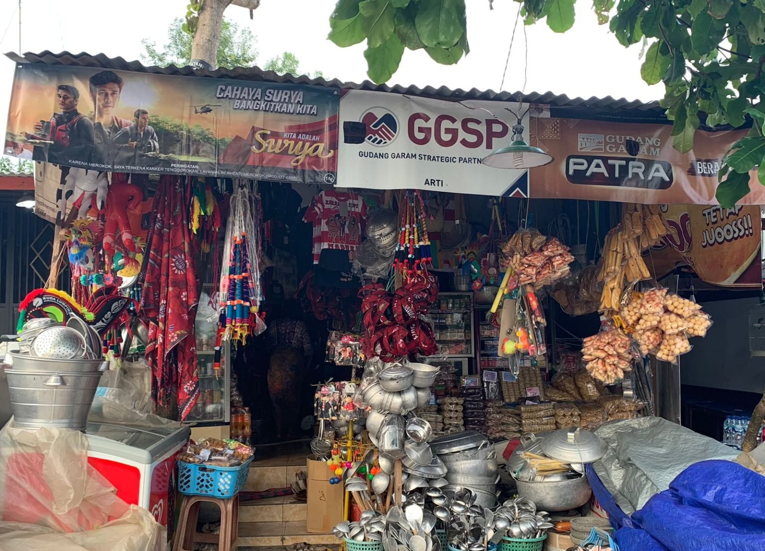 Toko Baju dan Jajanan Khas Madura Bu Arti di Asta Tinggi Sumenep Murah Meriah