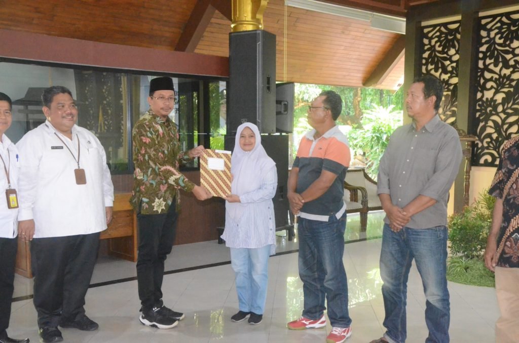 Bupati Sidoarjo menyerahkan SHAT untuk 100 Pelaku Usaha Mikro Desa Dukuh Tengah