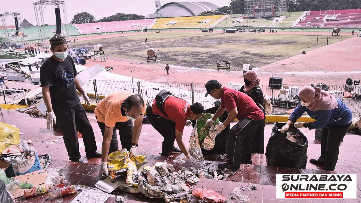Bupati Sidoarjo Kerahkan ASN Kerja Bakti Bersihkan Sampah Pasca Resepsi Puncak Harlah 1 Abad NU