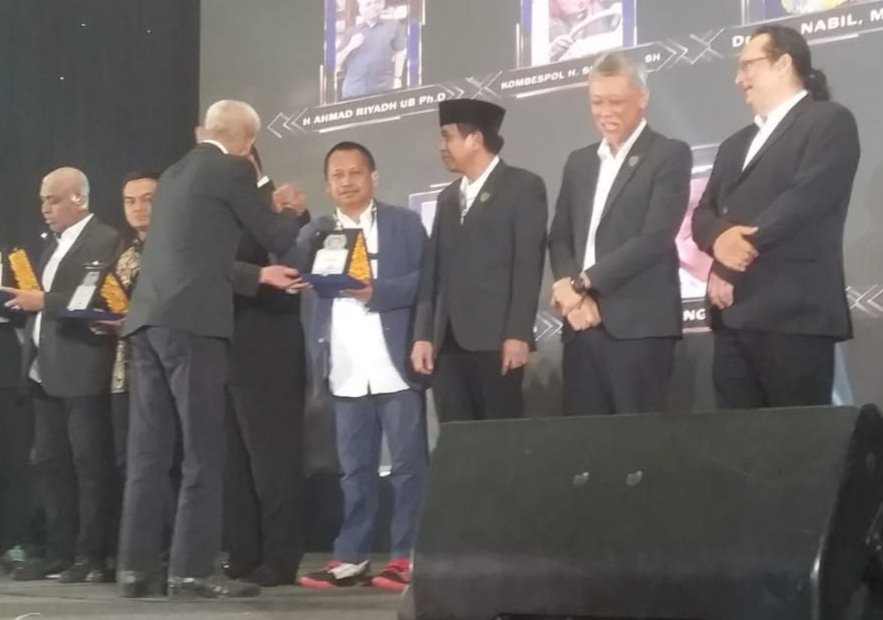 Ketua PWI Jawa Timur Terima IMI Jatim Awards 2023