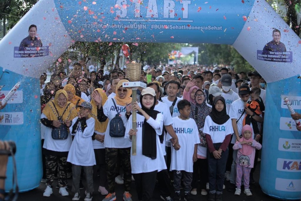 HUT Perak Kementerian BUMN, Petrokimia Gresik Gelar Jalan Sehat