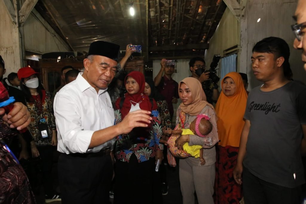 Menko Muhadjir Cek Bansos Langsung ke Warga Miskin