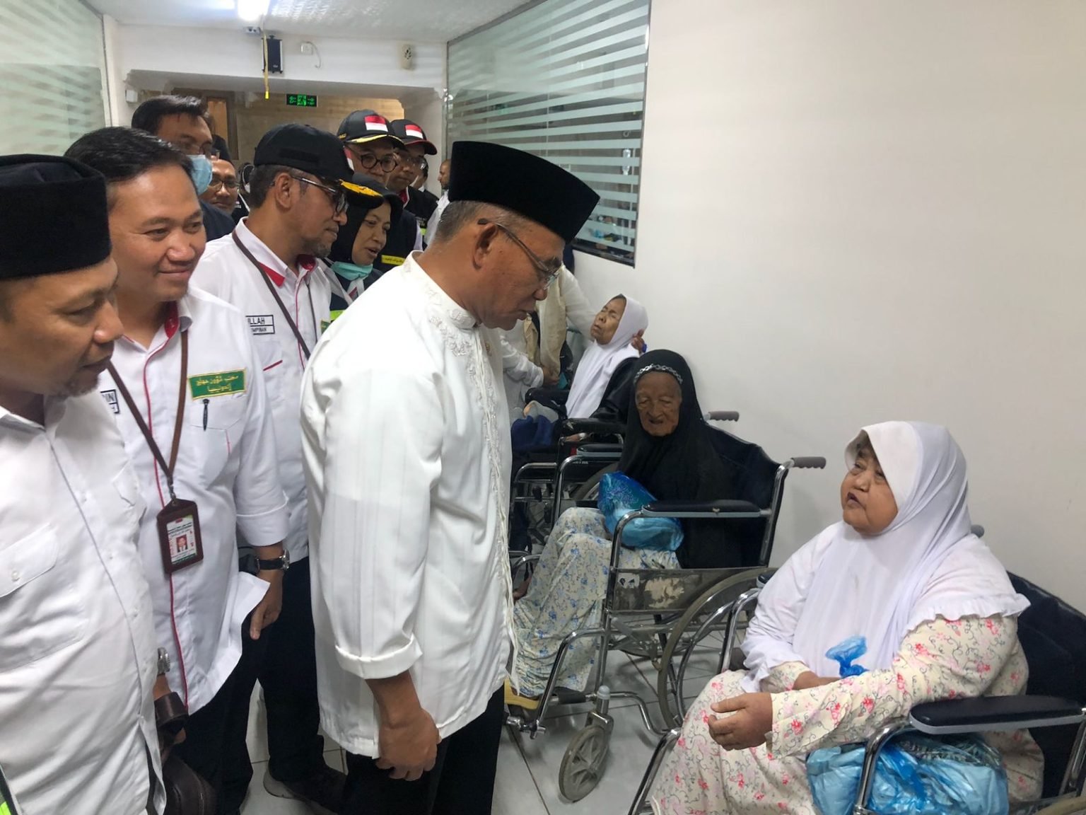 Di Madinah Menko Muhadjir Semangati Jemaah Haji Usia 98 Tahun