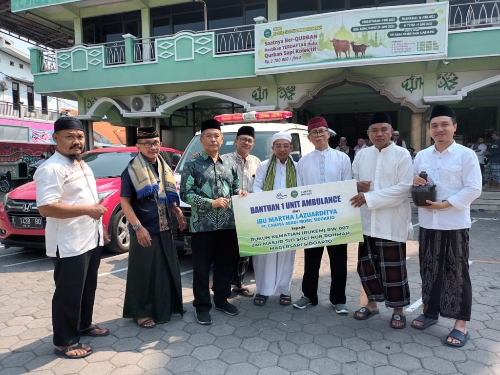 Mantan Wartawan Sumbang Mobil Ambulance ke Rukem Takmir Masjid SSNR Sidoarjo
