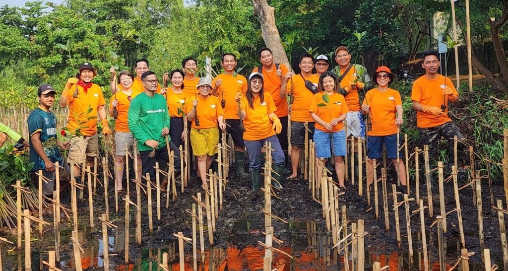 FIFGroup Ajak Karyawan Tanam Mangrove