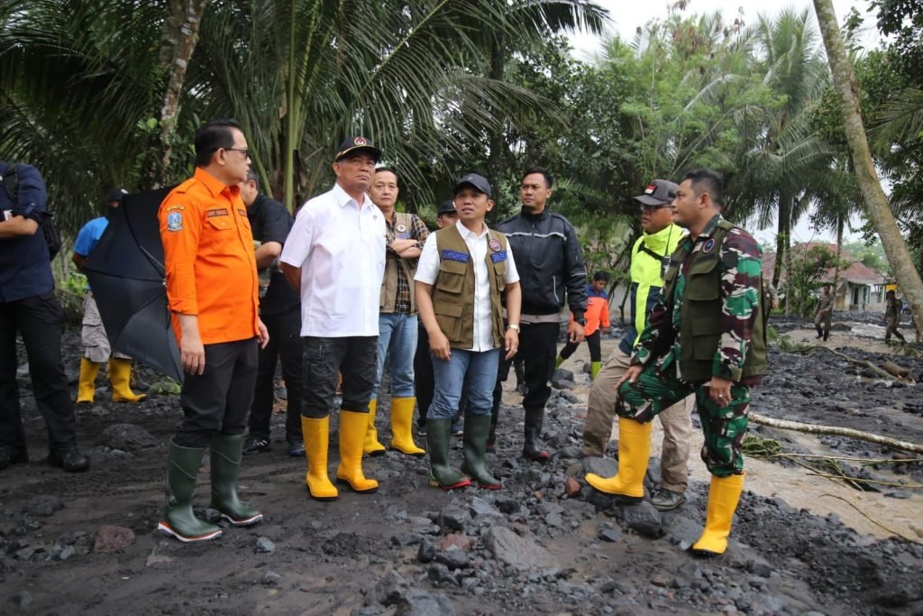 Menko Muhadjir Blusukan ke Lokasi Banjir Lumajang