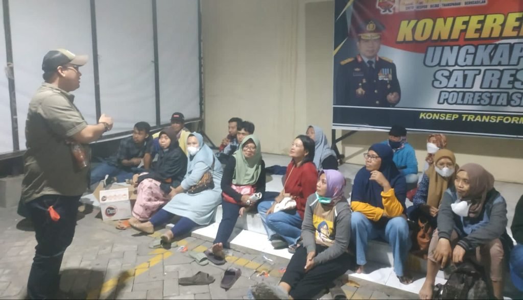 Dua Koordinator Demo di bawa, Warga Geruduk Malpolresta Sidoarjo
