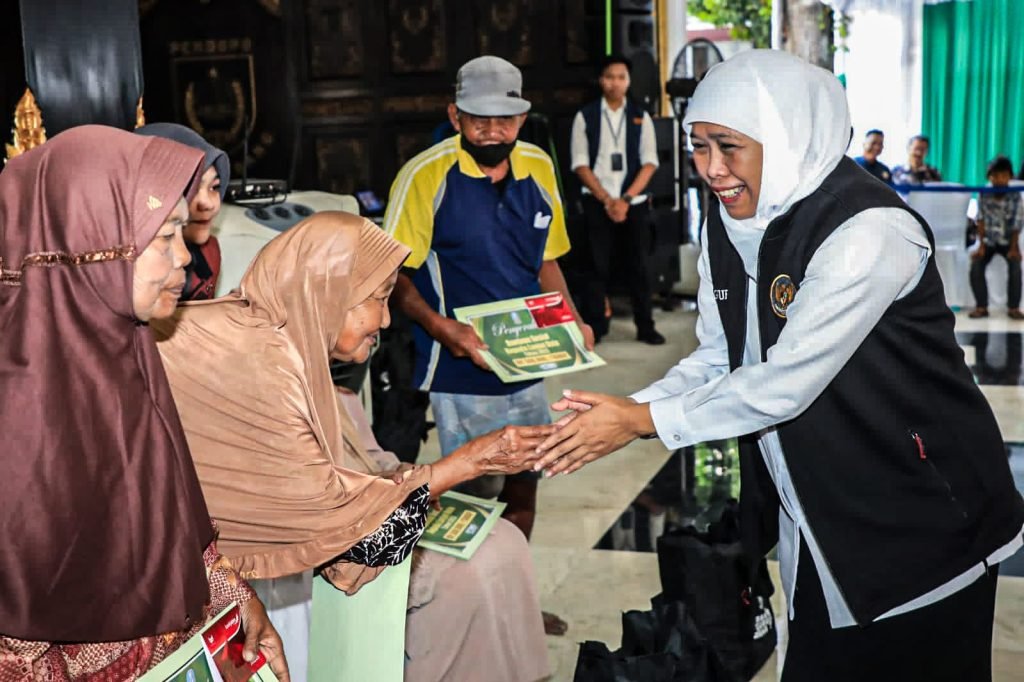 Gubernur Khofifah Salurkan Bantuan 9 Program Bansos di Jombang