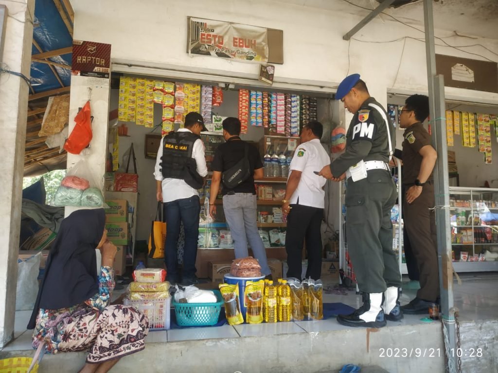 Tim gabungan yang terdiri dari Satpol PP, Bagian Prekonomian, Bagian Hukum Setkab Sumenep, TNI - Polri, Bea Cukai dan Kejaksaan Negeri setempat mulai melakukan penyitaan terhadap rokok tanpa cukai atau ilegal.