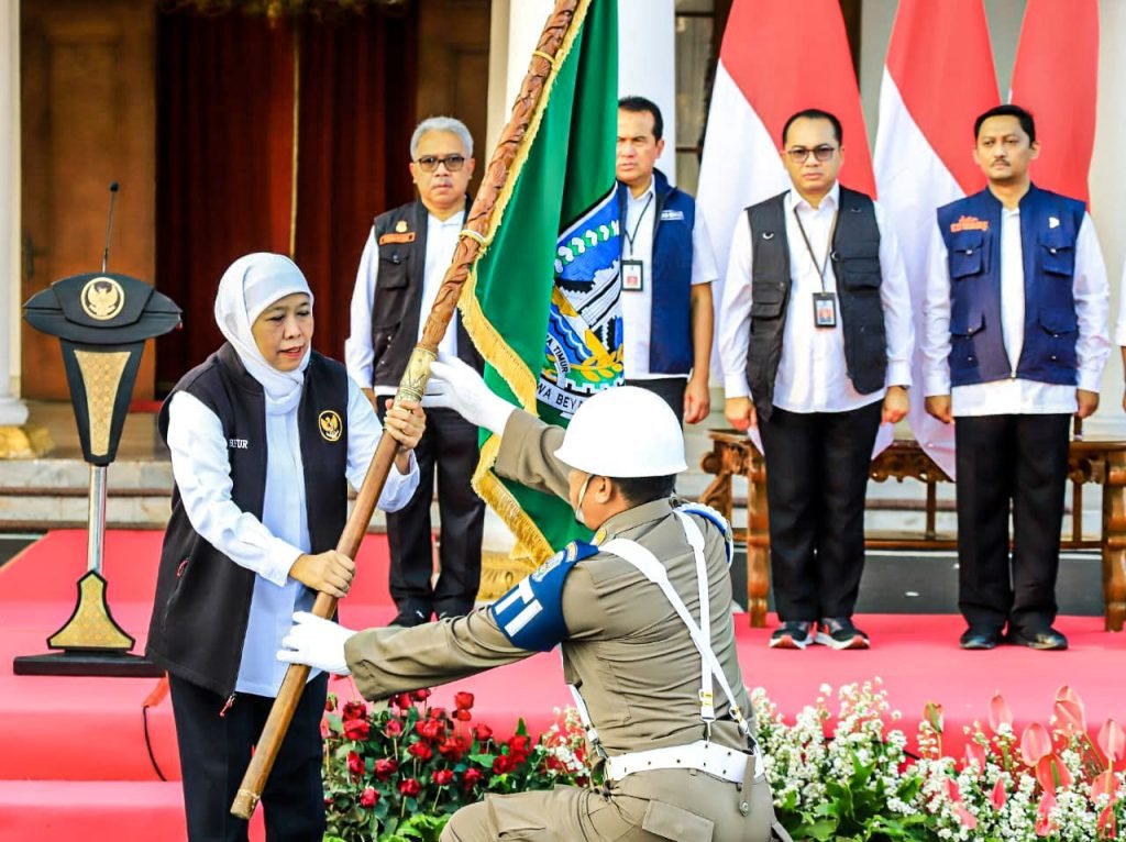 Gubernur Jatim Berangkatkan Kirab Pataka Jer Basuki Mawa Beya Ke 38 Kabupaten/Kota