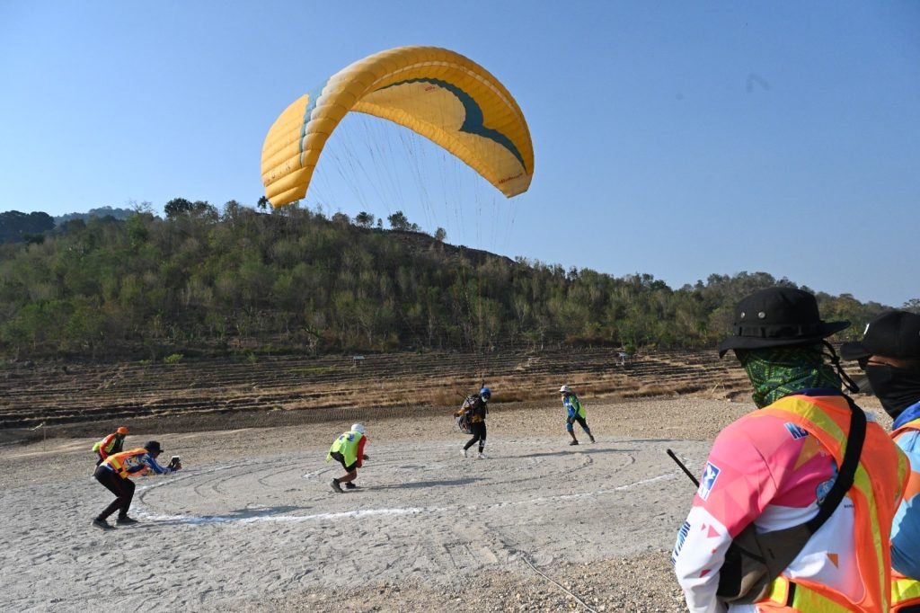 Tiga Daerah Berebut Emas Paralayang