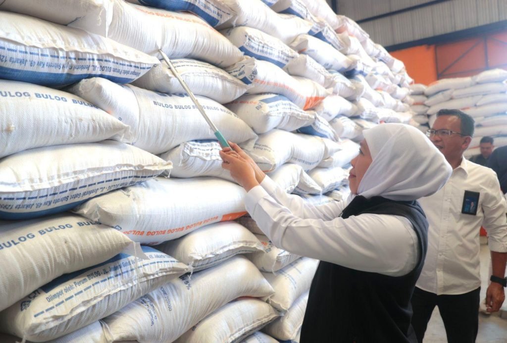Khofifah Pastikan Stok Beras Jatim Aman dan Cukup