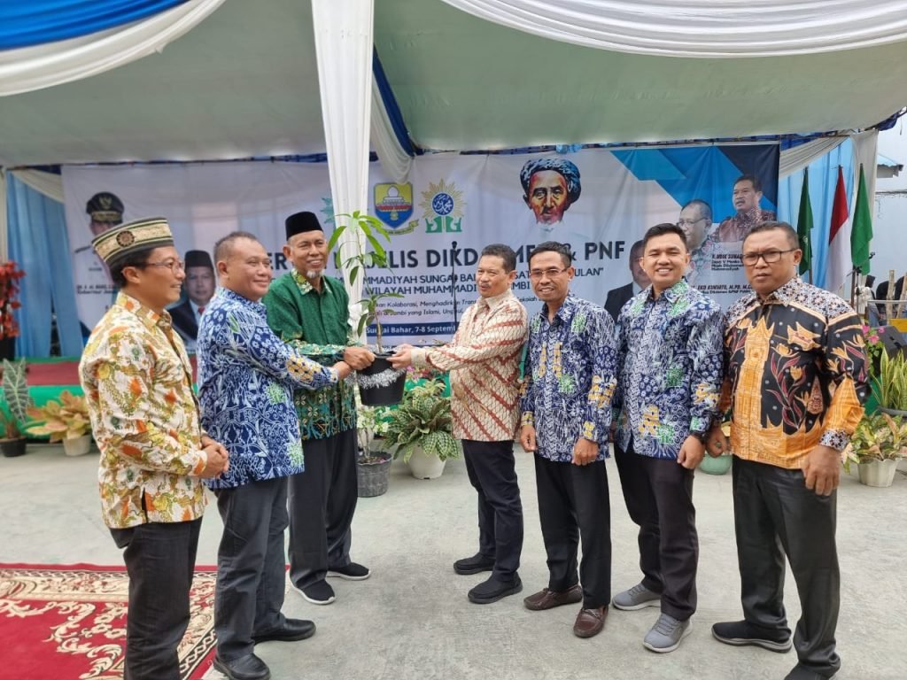 Kemenko PMK Bagikan 10 Ribu Bibit Pohon Durian Unggul di Jambi