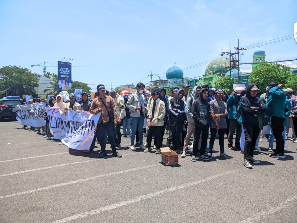 Tolak Dinasti Politik Jokowi, Satuan Mahasiswa Demo DPRD Jatim