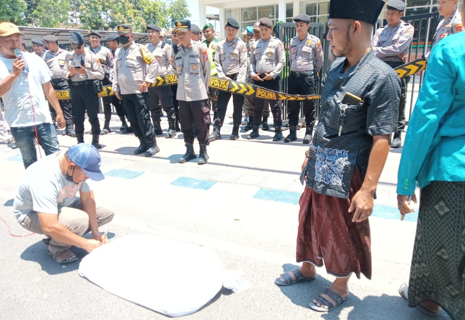 Demonstran KOPARAT Geruduk Kantor Inspektorat Pamekasan