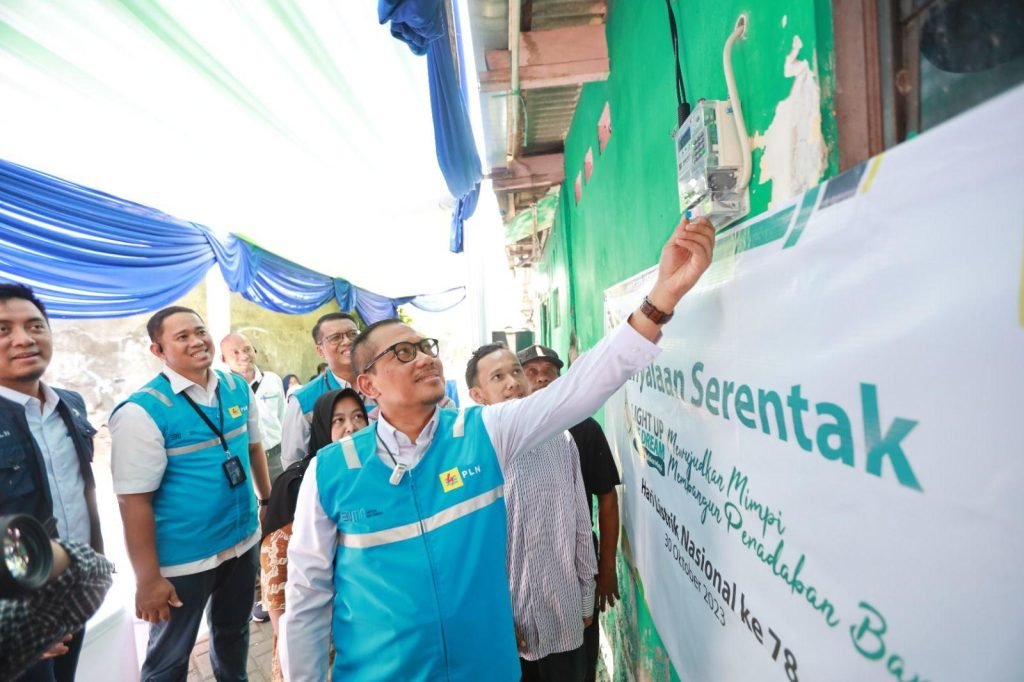 PLN Beri Sambungan Listrik Gratis 357 Warga Tak Mampu di Jatim