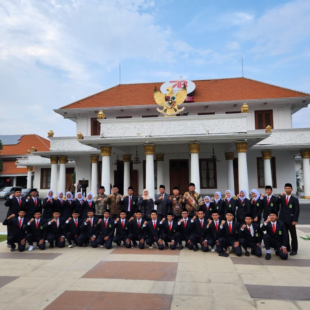 Gubernur Khofifah Lepas Santri Penerima BSPP Pemprov Jatim ke Universitas Al Azhar Kairo, Mesir