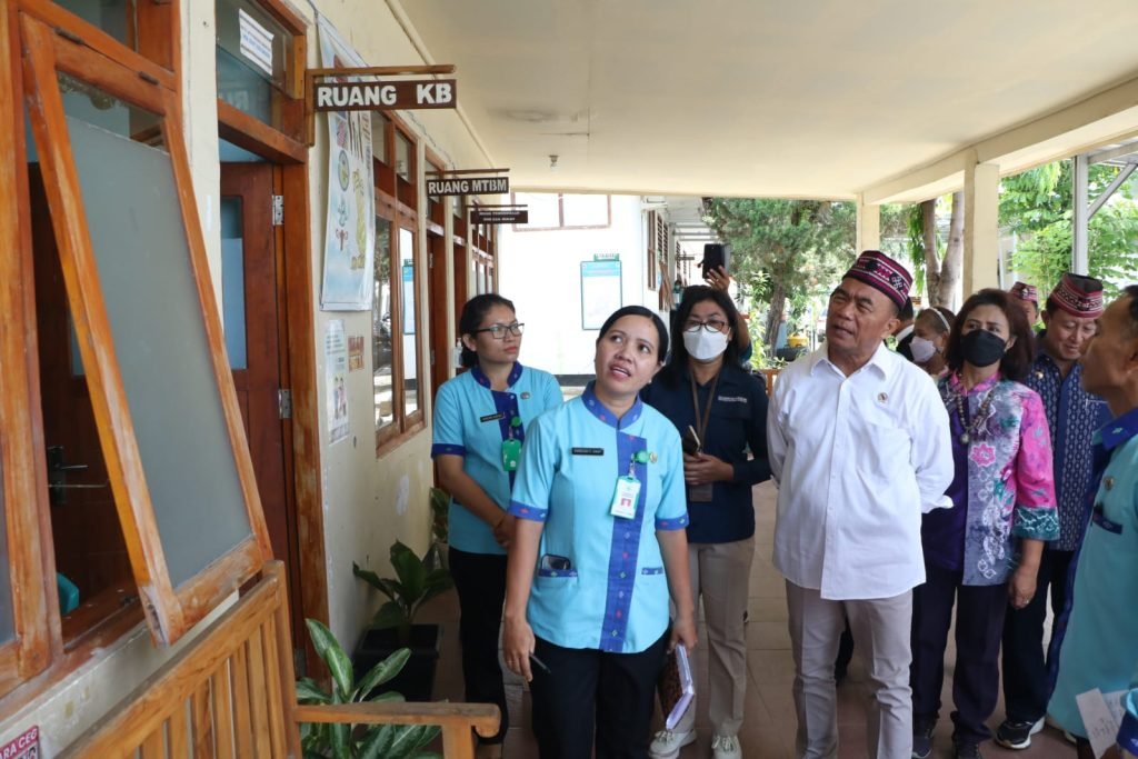 Kunjungi Puskesmas Labuan Bajo, Menko Muhadjir : Kerja Bersama Tekan Stunting