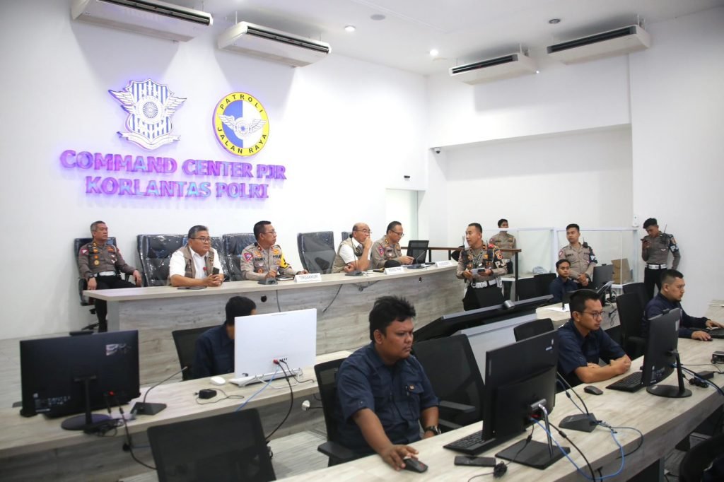 Pastikan Arus Mudik Aman, Menko Muhadjir Blusukan Sisir Ruas Tol Jakarta-Cikampek Muhadjir memperhatikan sejumlah pantauan kamera CCTV yang menunjukkan kondisi arus lalu lintas di sejumlah titik jalan tol dan ruas-ruas jalan protokol di beberapa kota/kabupaten.