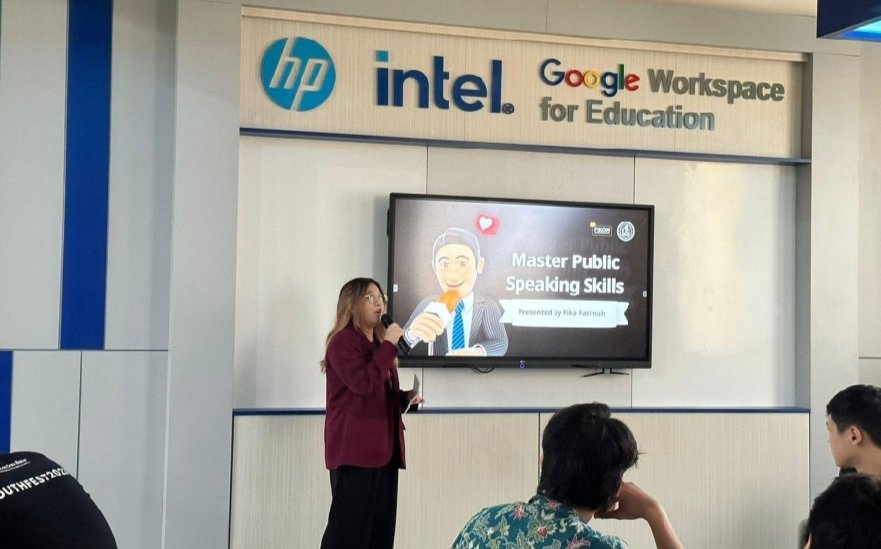 Mahasiswa FIKOM Universitas Ciputra Membuka Pelatihan Public Speaking bagi Siswa Siswi SMA Citra Berkat