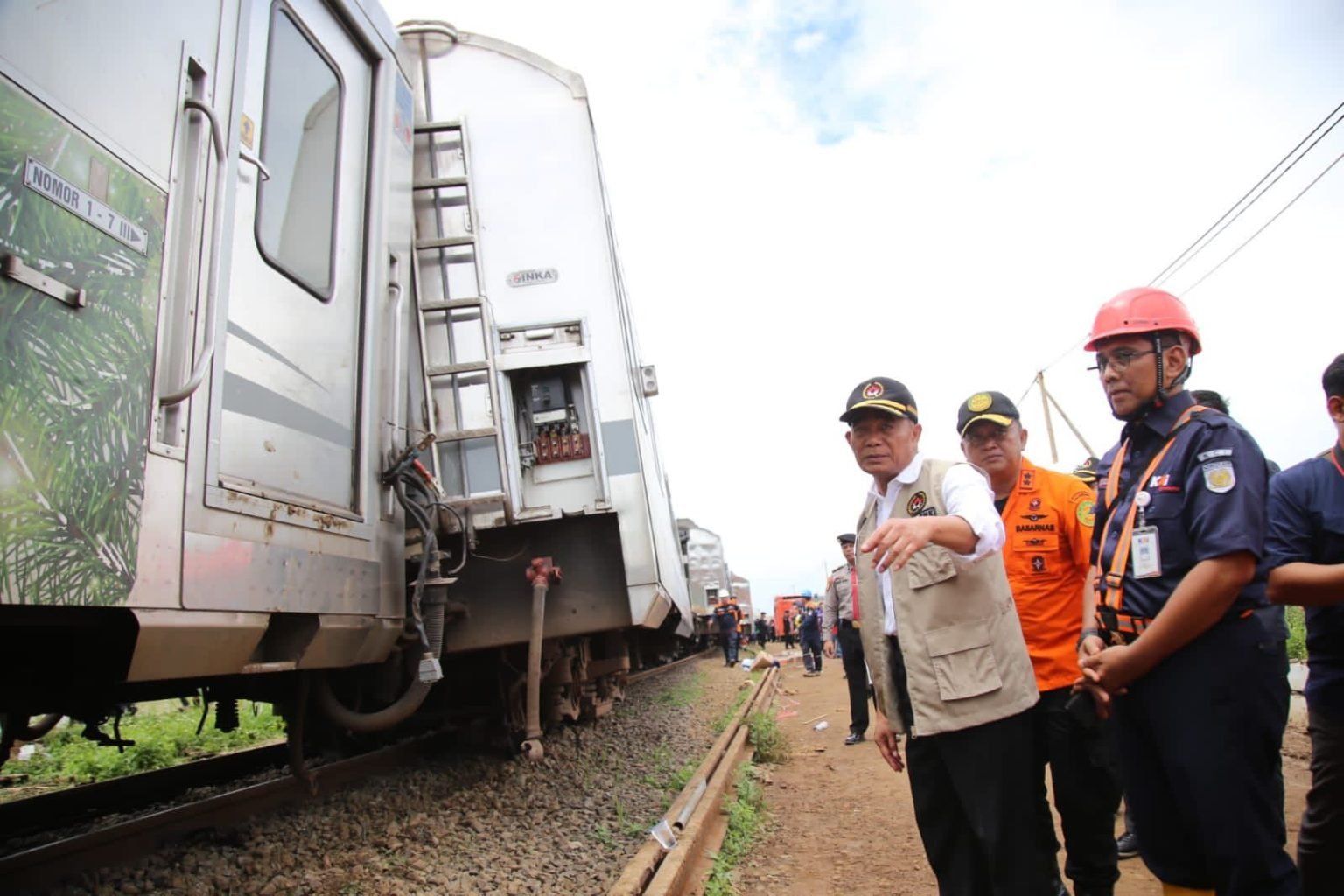 Tinjau Lokasi Tabrakan KA Turangga dan KA Bandung Raya, Menko Muhadjir: Kami Prihatin