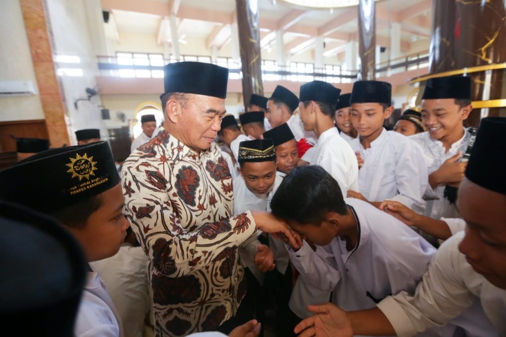 Menko Muhadjir: Selain Ilmu Akherat, Santri Harus Kuasai Sains dan Teknologi