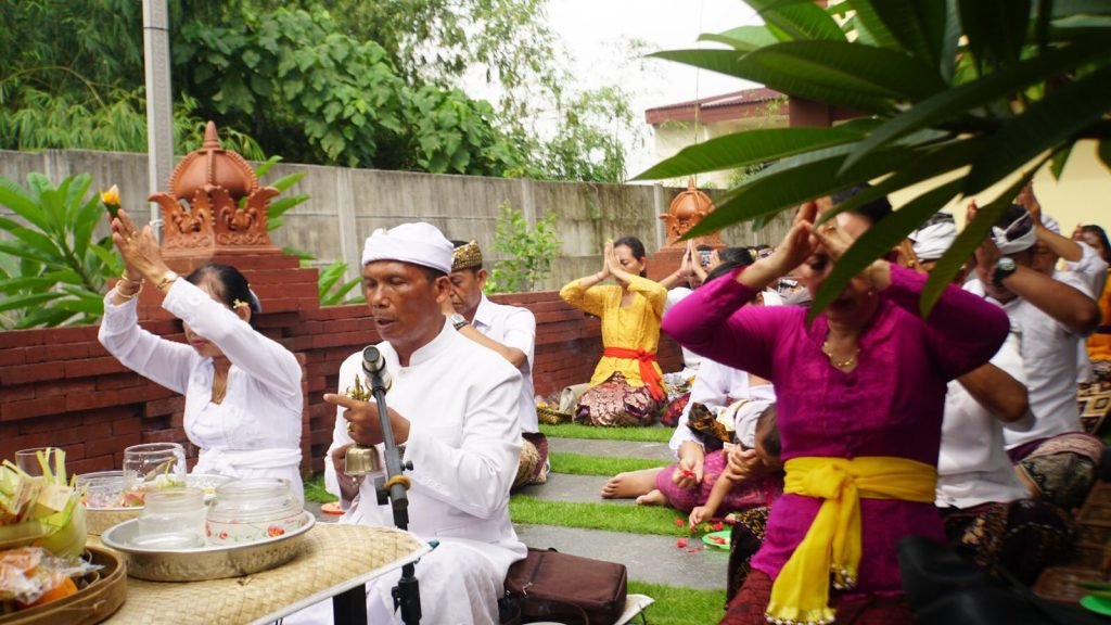 Anggota Polresta Sidoarjo Beragama Hindu Laksanakan Ibadah Raya Kuningan