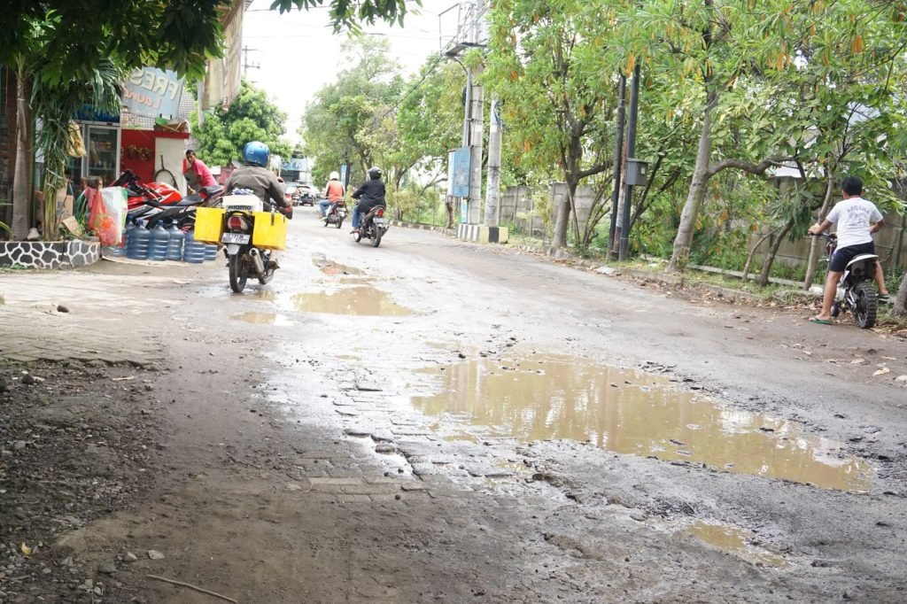Proyek Betonisasi Ruas Jalan di Wilayah Sidoarjo Terus di kebut