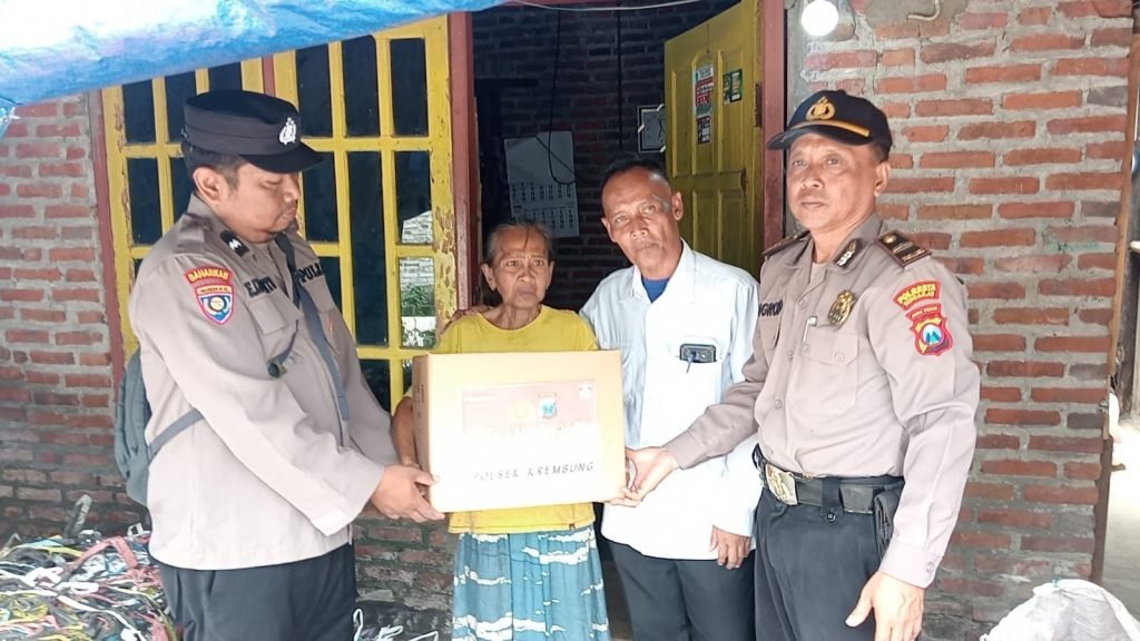 Anggota Polsek Krembung Bagikan Paket Sembako pada Warga Kurang Mampu
