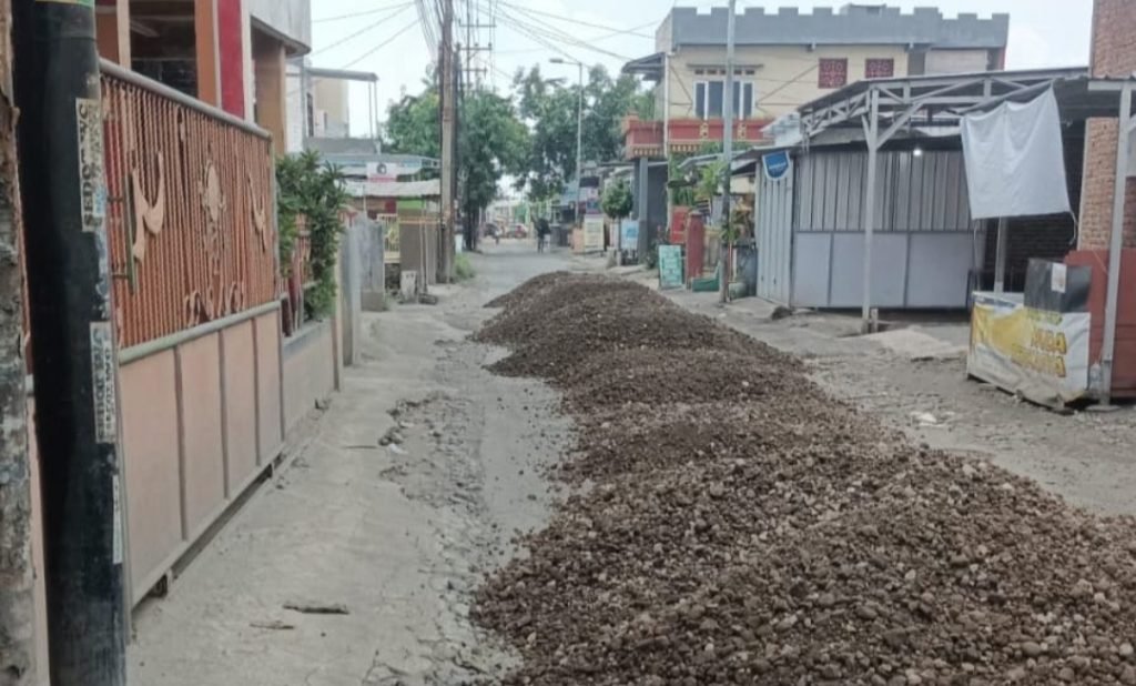 Pemkab Sidoarjo Turunkan Tim Satgas Jalan Lakukan Pengurukan di Keling Jumputrejo